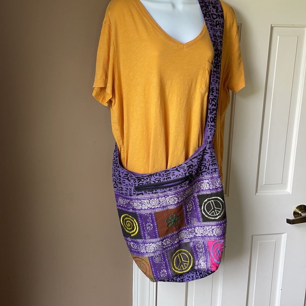 ⭐️🛍HP‼️🛍🥳♥️ Boho hobo type crossbody bag purple with designs